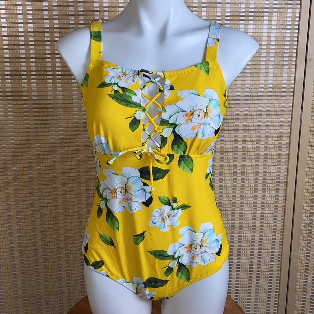 Cupshe Women's 1 X Sunny Floral Print Lace-Up One-Piece Swimsuit NWT